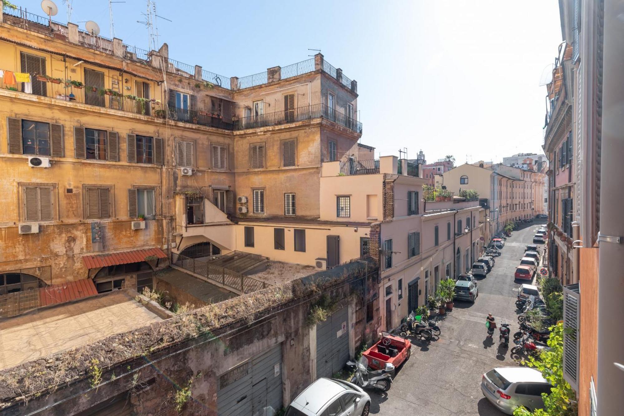 Charming Design In Monti Appartement