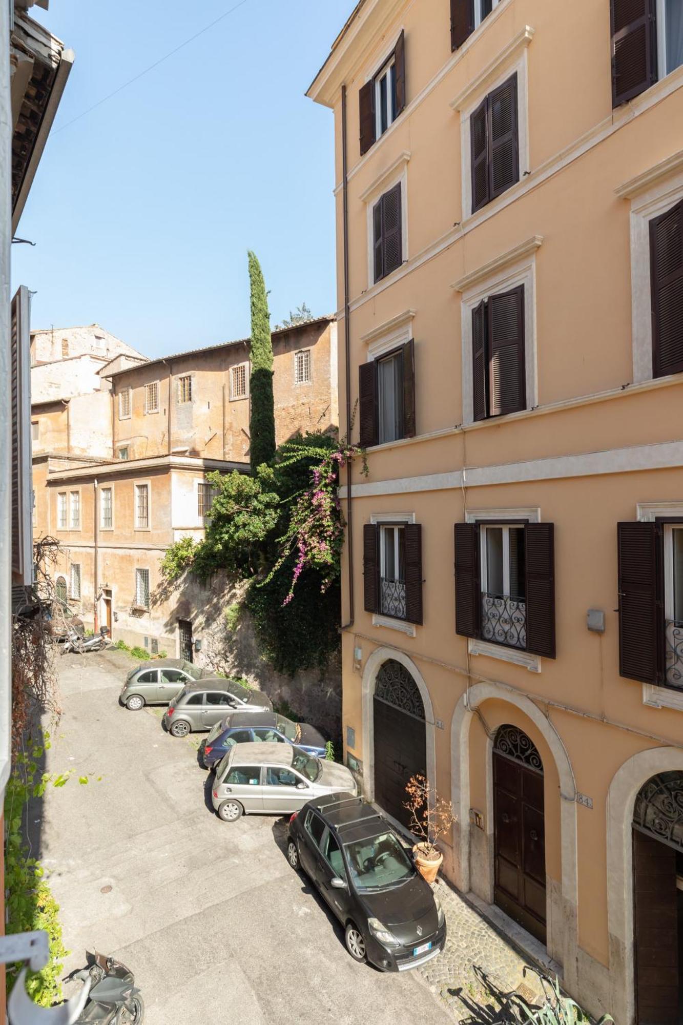 Charming Design In Monti Appartement